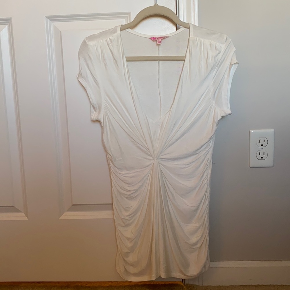 Beautiful white T-Shirt, size large.